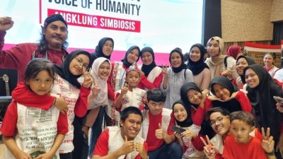 ANAK-ANAK GAUNGKAN NILAI KEMANUSIAAN DAN PANCASILA MELALUI PERTUNJUKAN MUSIK ANGKLUNG DI MAKARA ART CENTER UI