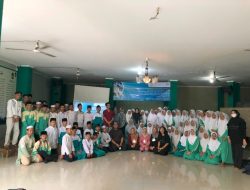 TINGKATKAN PERILAKU HIDUP BERSIH DAN SEHAT, UI BERIKAN PENYULUHAN DAN PEMERIKSAAN KESEHATAN KEPADA SANTRI DI DEPOK