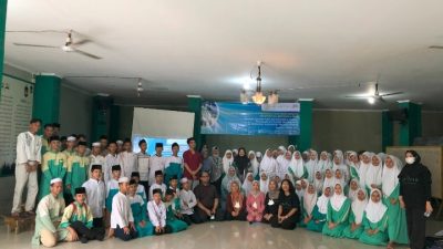 TINGKATKAN PERILAKU HIDUP BERSIH DAN SEHAT, UI BERIKAN PENYULUHAN DAN PEMERIKSAAN KESEHATAN KEPADA SANTRI DI DEPOK