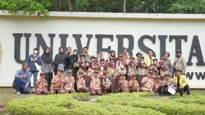 FLORA DAN FAUNA DI HUTAN KOTA UI DIMANFAATKAN UNTUK EDUKASI BAGI SISWA SEKOLAH