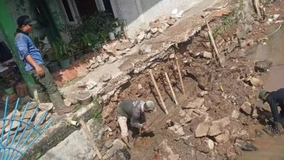 Terima Laporan Warga, Longsor Kali Cabang Barat Cipayung Langsung Ditangani DPUPR