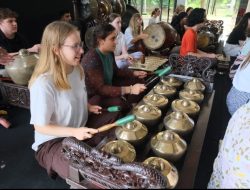 MAHASISWA ASING DI UI IKUT WORKSHOP GAMELAN DAN TEMBIKAR, SERAP ATMOSFER KEBERAGAMAN INDONESIA