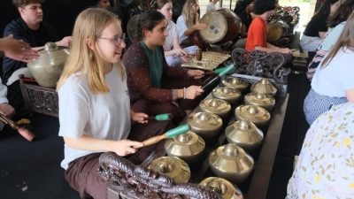 MAHASISWA ASING DI UI IKUT WORKSHOP GAMELAN DAN TEMBIKAR, SERAP ATMOSFER KEBERAGAMAN INDONESIA