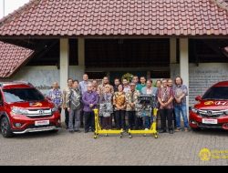 UI TERIMA HIBAH 2 MOBIL DAN 4 SET MESIN MOBIL DARI PT HONDA PROSPECT MOTOR GUNA DORONG RISET BERKELANJUTAN