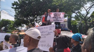 Setelah Lakukan Orasi, 5 Orang Utusan PKS Dipersilahkan Masuk Gedung KPUD Kota Depok