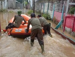 Gunakan Perahu Karet, Dinas PUPR Evakuasi Korban Banjir di Kelurahan Sawangan Baru