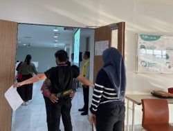SEMANGAT ORANG TUA ANTAR ANAK IKUTI UTBK-SNBT 2024 DI UI SALEMBA, ADA YANG DARI LUAR JAWA