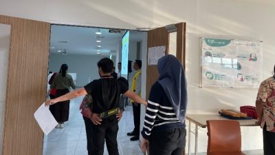 SEMANGAT ORANG TUA ANTAR ANAK IKUTI UTBK-SNBT 2024 DI UI SALEMBA, ADA YANG DARI LUAR JAWA