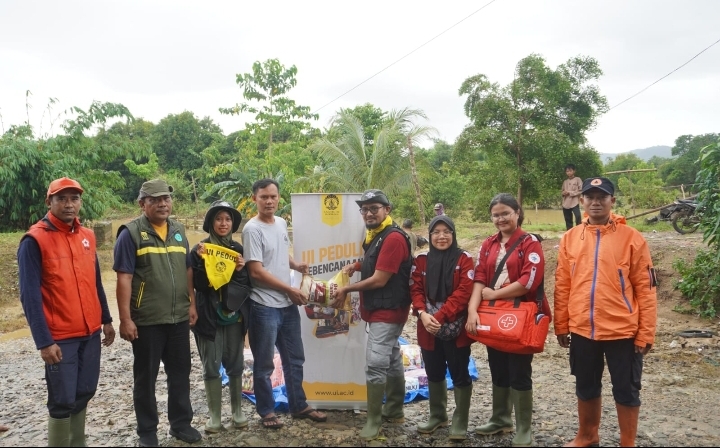 TIM UI PEDULI BERIKAN BANTUAN LOGISTIK HINGGA TRAUMA HEALING BAGI KORBAN BANJIR BANDANG DAN TANAH LONGSOR DI KABUPATEN SUKABUMI