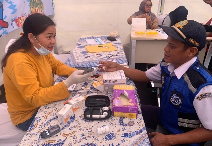 Libur Nataru, Dinkes Depok Cek Kesehatan Pengemudi hingga Penumpang di Terminal Jatijajar