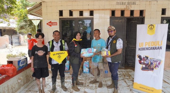 UI PEDULI KEBENCANAAN BERGERAK CEPAT BANTU KORBAN BANJIR DI BEKASI DAN DEPOK