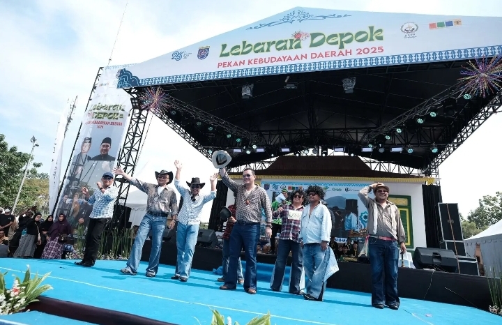 Ratusan Orang Tampil Nyentrik di Fashion Show Era 70-an, Semarakkan Lebaran Depok