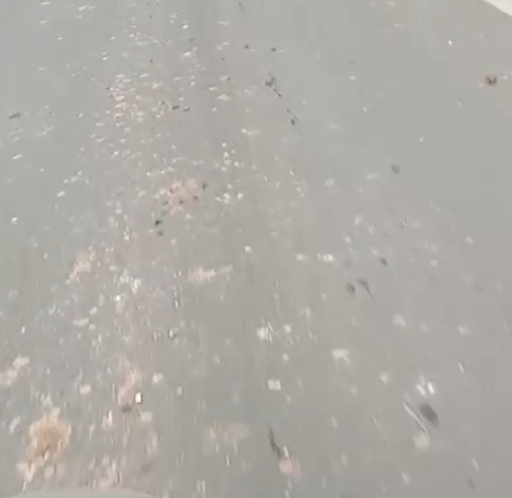 Ceceran Tanah Aktivitas Proyek Urugan Akibatkan Pengendara Roda Dua Terpeleset dan Tergelincir di Jalan Raya Muchtar Sawangan