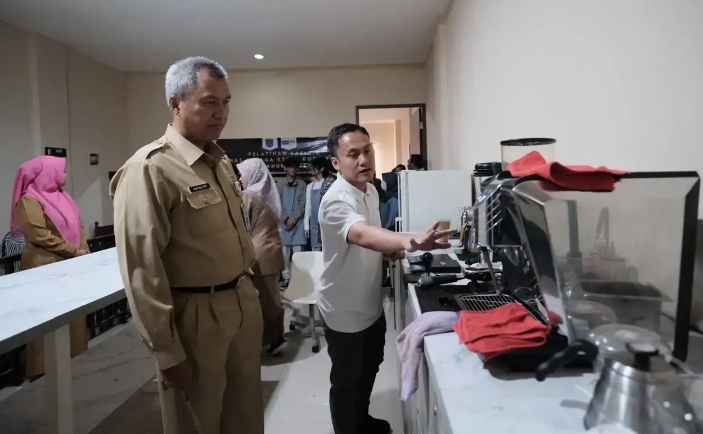 Kadisnaker Depok Tinjau Pelatihan Barista di Q.Co Coffee& Roastery yang Diikuti Puluhan Peserta 