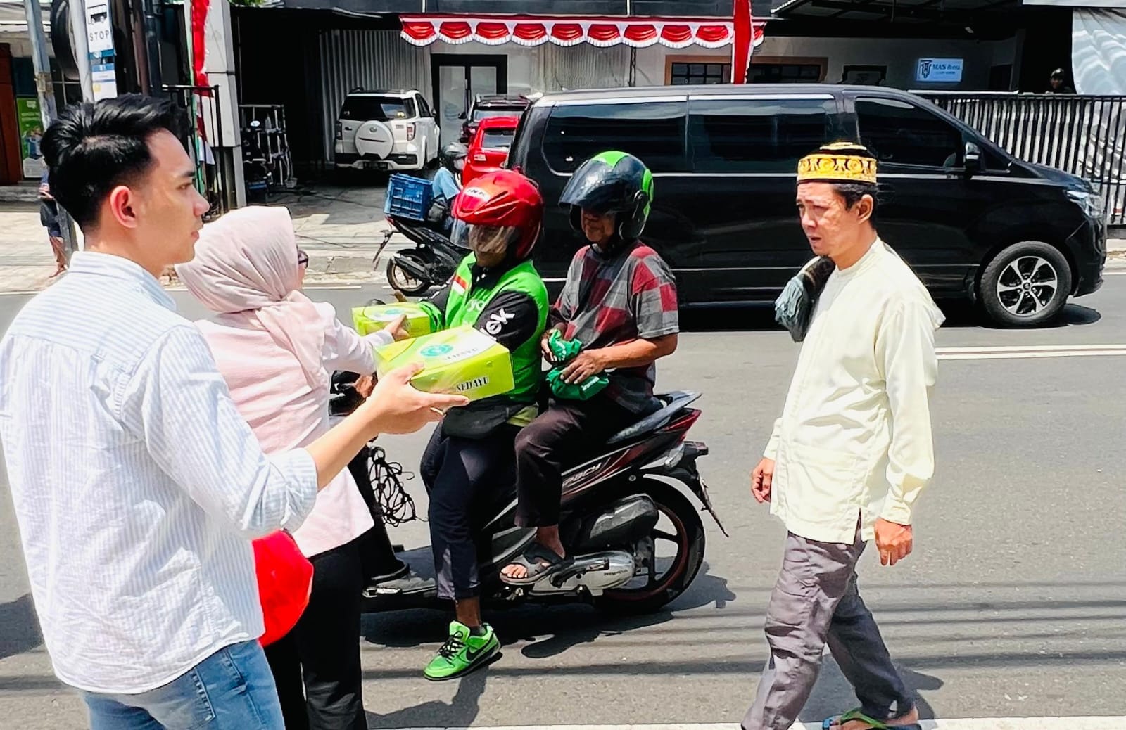 BRI BO Jakarta Radio Dalam Berbagi Jumat Berkah ke Masyarakat Sekitar