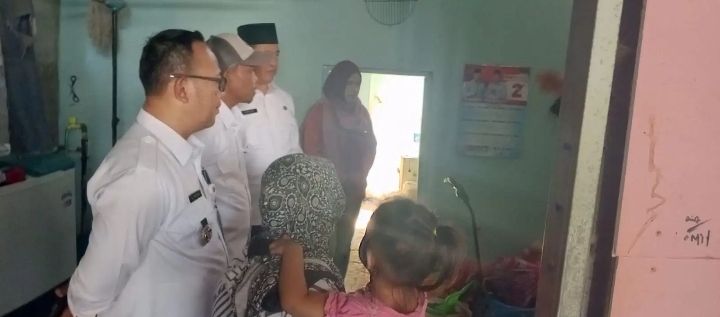 Camat Bojongsari Inisiasi Perbaikan RTLH Warga Pondok Petir Secara Swadaya