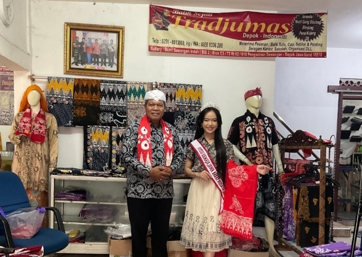Cen Mei Im Pemenang Puteri Remaja Indonesia Jawa Barat Budaya 2025 Asal Depok Gandeng Rumah Batik Tradjumas Menuju Ajang Bergengsi Putri Batik Remaja Indonesia 2025 Tingkat Nasional