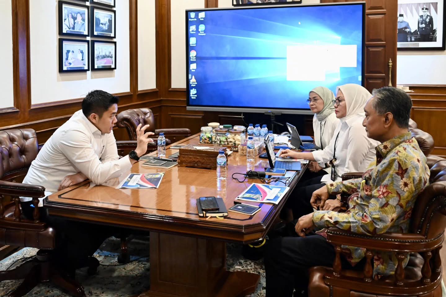 Sekretaris Kabinet Teddy Indra Wijaya Gelar Pertemuan Dengan  Menteri Pekerjaan Umum (PU) Bapak Dody Hanggodo Beserta Sekjen dan Dirjen Kementerian PU