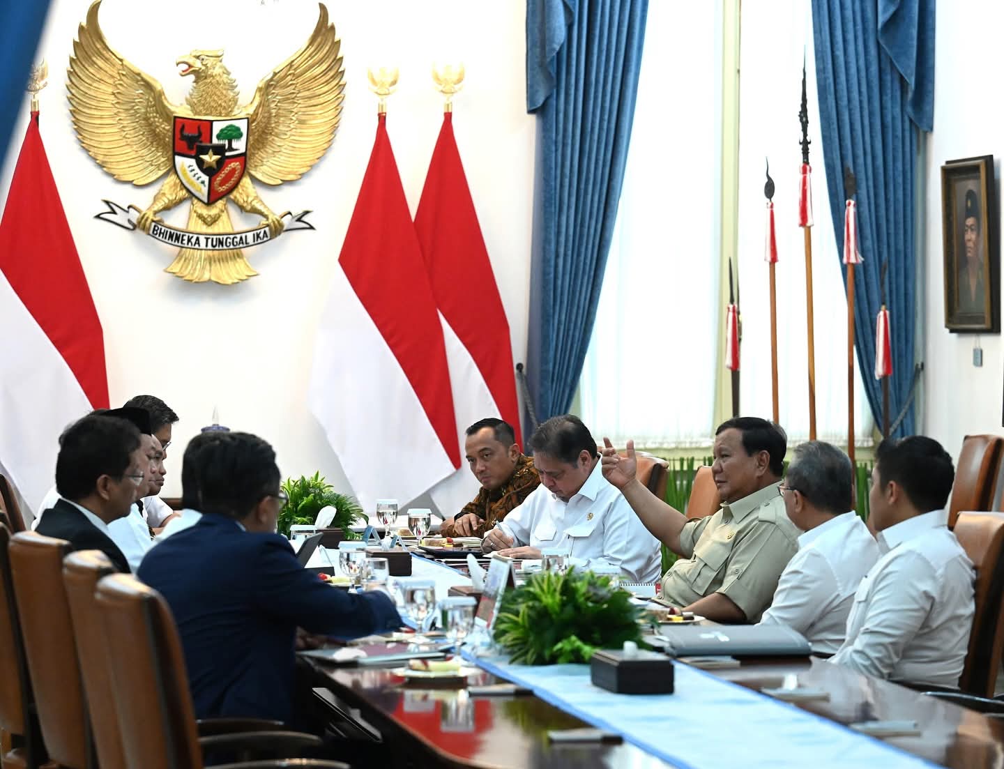 Presiden Prabowo Subianto Bahas Pelaksanaan Program Prioritas Pemerintah dan Dampak Pembukaan Lapangan Kerja Baru Saat Pimpin Rapat Terbatas Bersama Sejumlah Menteri