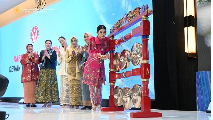 Ibu Selvi Gibran Rakabuming Membuka Rakernas Dekranas 2025