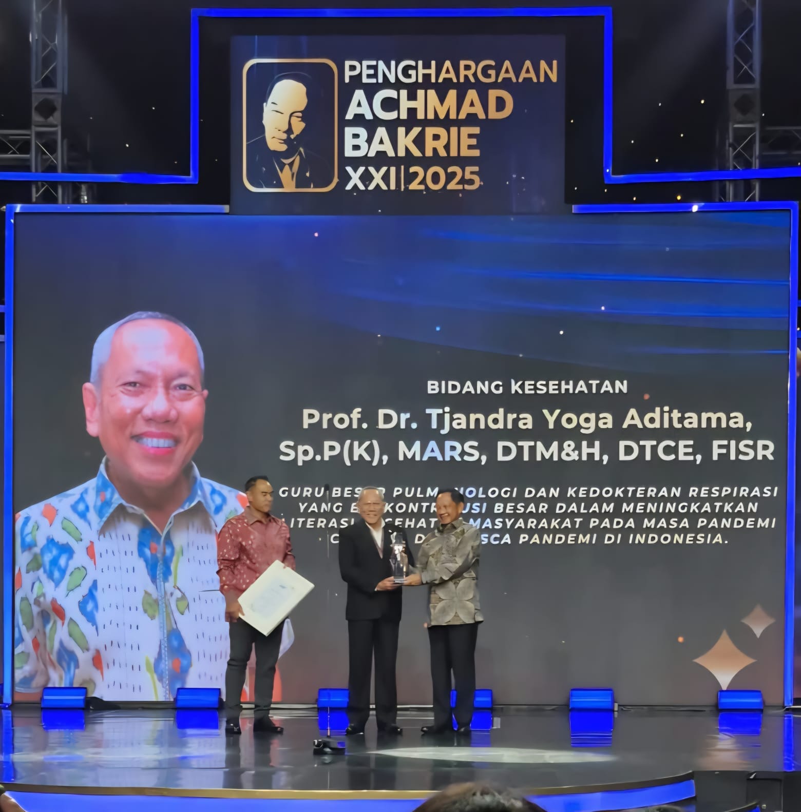 GURU BESAR UI TJANDRA YOGA ADITAMA RAIH PENGHARGAAN ACHMAD BAKRIE XXI