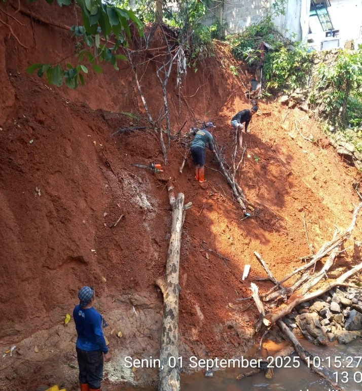 Satgas DPUPR Pasang Turap Atasi Longsor di Kali Jantung