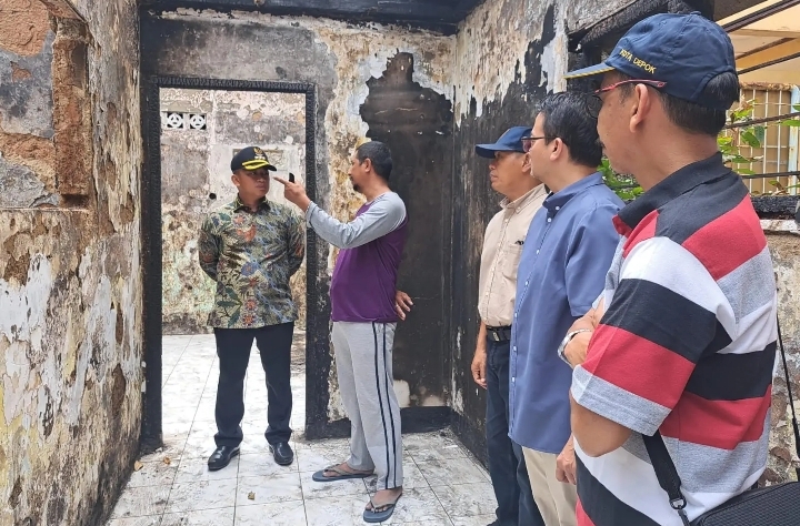 Wali Kota Depok Serahkan Bantuan untuk Warga Penyintas Kebakaran di Pancoran Mas