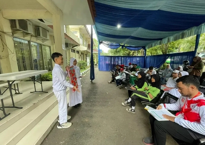 Anggota PMR Unjuk Kemampuan Presentasi Bertema PHBS di Lomba Kepalangmerahan Tingkat Depok 2025