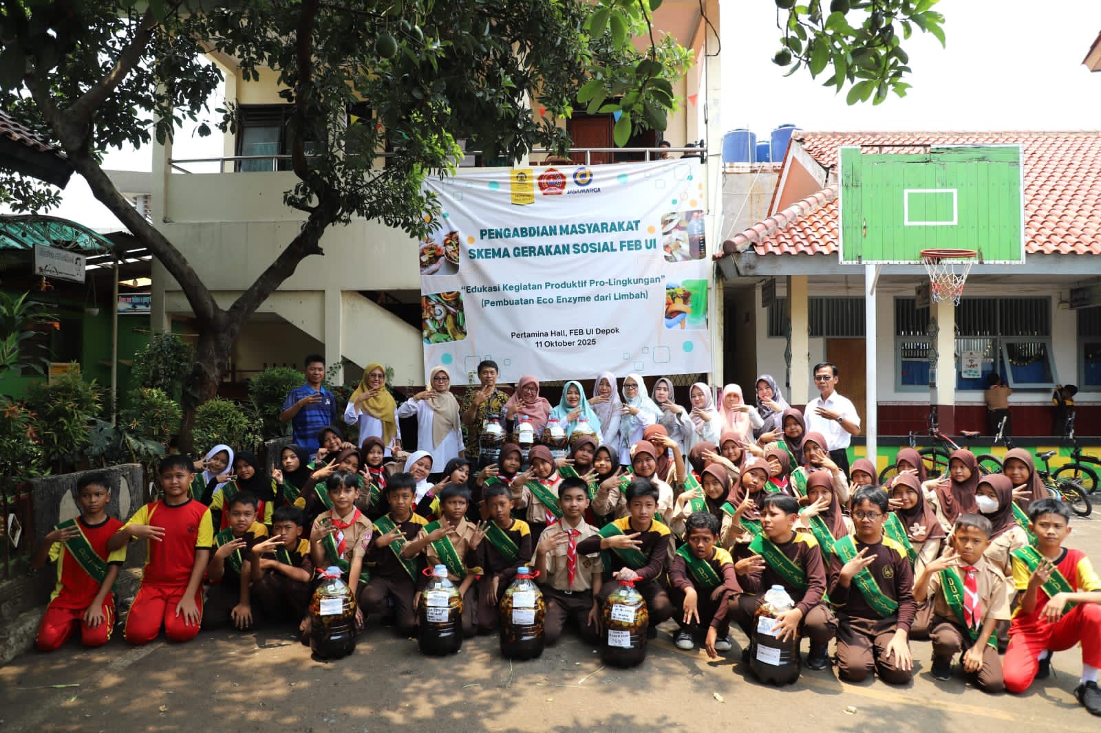 FEB UI BERI PELATIHAN ECO-ENZYME DI SDN BEJI TIMUR 1 DEPOK FEB UI BERI PELATIHAN ECO-ENZYME DI SDN BEJI TIMUR 1 DEPOK