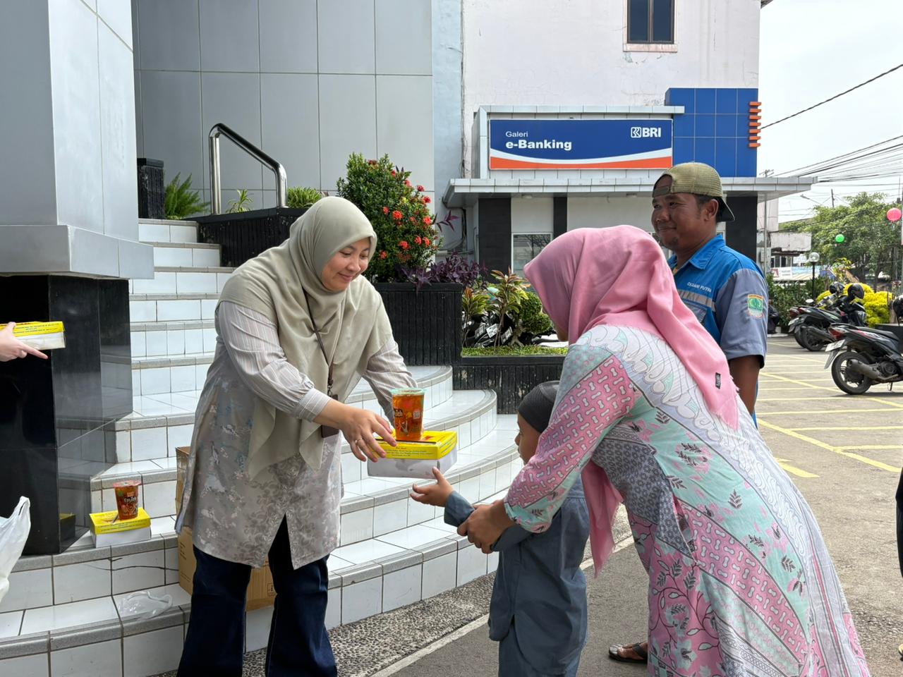 BRI BO Karawang Berbagi Kebahagiaan di Jumat Berkah BRI BO Karawang Berbagi Kebahagiaan di Jumat Berkah