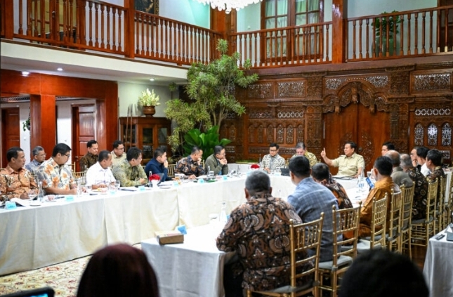 Minggu Malam Presiden Prabowo Pimpin Pertemuan Bahas Isu Strategis Sektor Keuangan