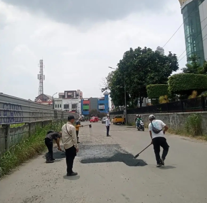 Warga Kini Nyaman, DPUPR Depok Perbaiki Jalan di Akses Masuk Terminal Depok