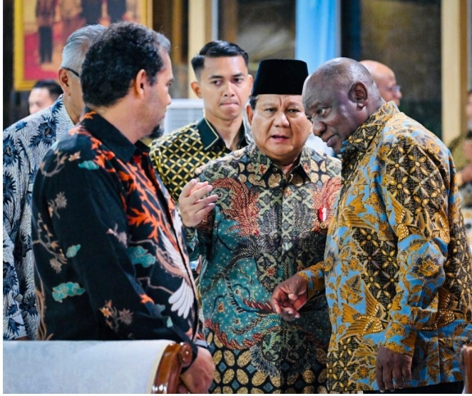 Batik Jadi Lambang Kehangatan Diplomasi: Presiden Prabowo Gelar Jamuan Santap Malam Kenegaraan untuk Presiden Ramaphosa Batik Jadi Lambang Kehangatan Diplomasi: Presiden Prabowo Gelar Jamuan Santap Malam Kenegaraan untuk Presiden Ramaphosa