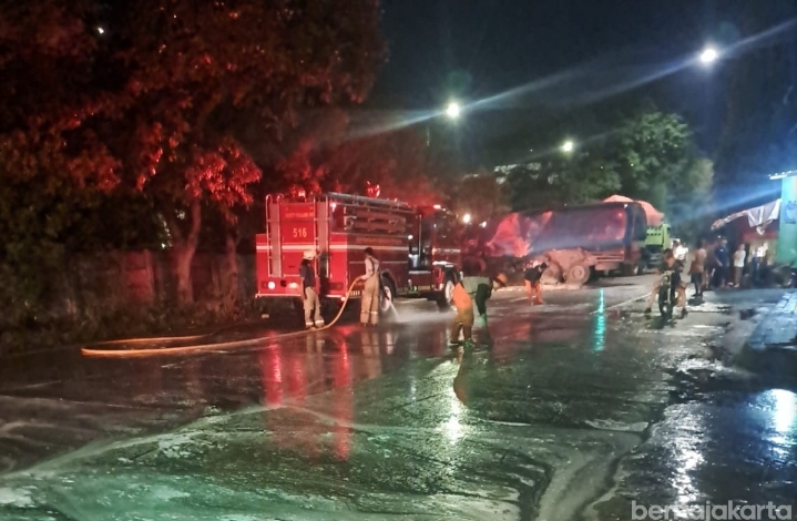 Personel Gulkarmat Bersihkan Tumpahan Minyak di Jalan Raya Cacing Personel Gulkarmat Bersihkan Tumpahan Minyak di Jalan Raya Cacing