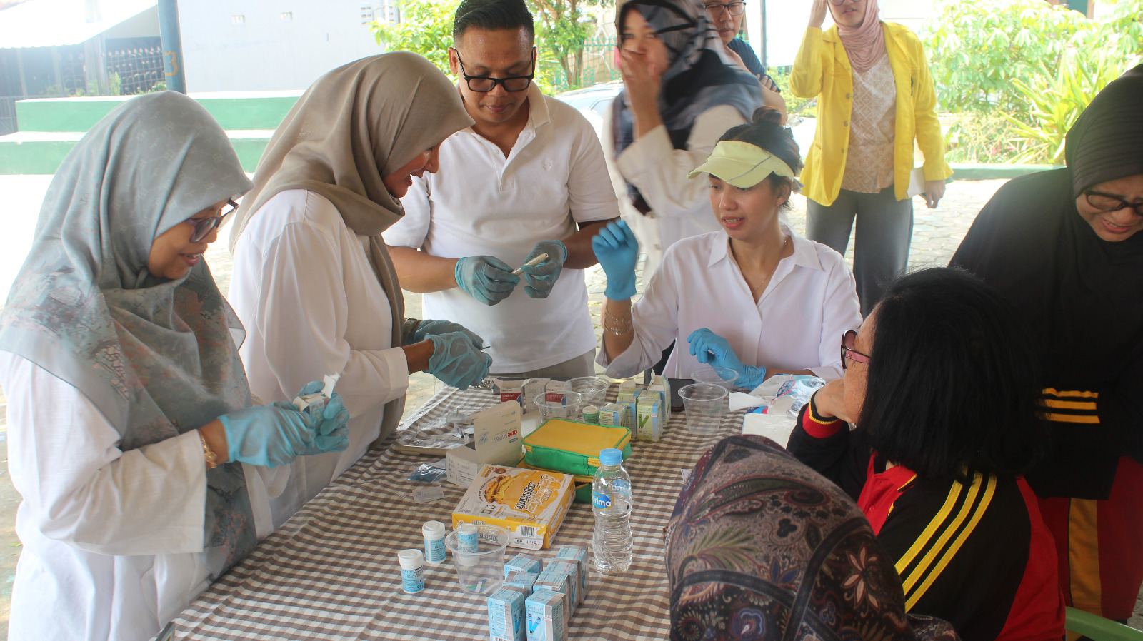 WARGA ANTUSIAS IKUTI PEMERIKSAAN KESEHATAN PADA PROGRAM EDUKASI DIABETES FMIPA UI DI KECAMATAN CIMANGGIS