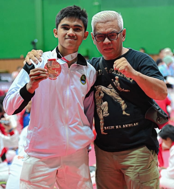 MAHASISWA VOKASI UI RAIH PRESTASI DI KEJUARAAN PON BELA DIRI 2025