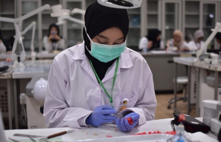 MAHASISWA UI JUARA 3 DENTAL CARVING DI PADJADJARAN DENTISTRY SCIENTIFIC MEETING 2025