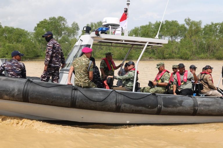 Menhan Pimpin Peninjauan dan Rapat Koordinasi Satgas Kuala di Aceh Tamiang, Alat Berat Mulai Dikerahkan Dua Pekan ke Depan Menhan Pimpin Peninjauan dan Rapat Koordinasi Satgas Kuala di Aceh Tamiang, Alat Berat Mulai Dikerahkan Dua Pekan ke Depan