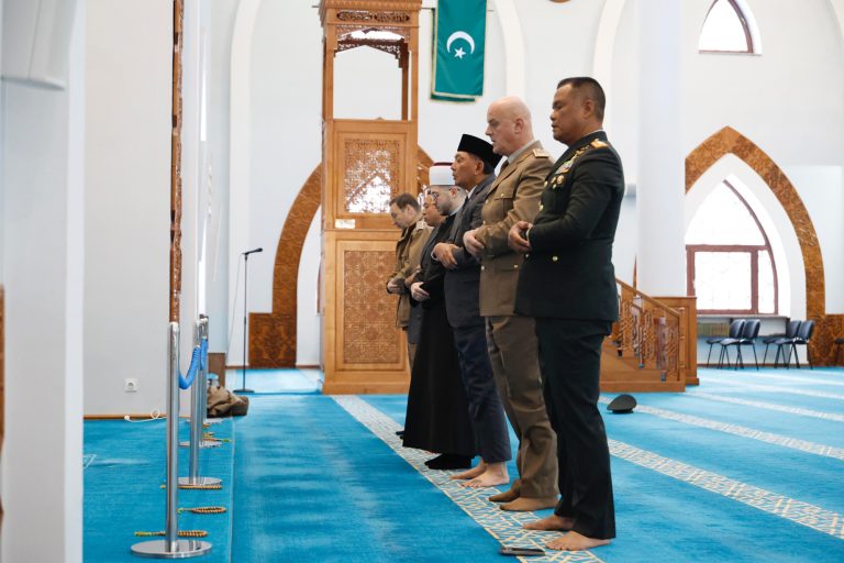 Menhan Sjafrie Kunjungi Masjid Soeharto di Sarajevo, Simbol Sejarah Solidaritas Indonesia–Bosnia Menhan Sjafrie Kunjungi Masjid Soeharto di Sarajevo, Simbol Sejarah Solidaritas Indonesia–Bosnia