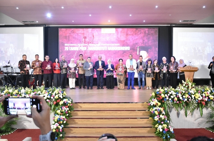 FH UI LUNCURKAN BUKU PENGHORMATAN 70 TAHUN PROF. HARKRISTUTI HARKRISNOWO DI ACARA TASYAKURAN PURNABAKTI FH UI LUNCURKAN BUKU PENGHORMATAN 70 TAHUN PROF. HARKRISTUTI HARKRISNOWO DI ACARA TASYAKURAN PURNABAKTI