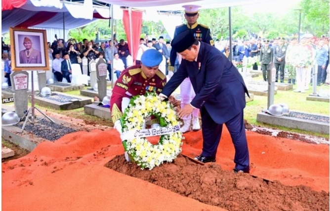 Presiden Prabowo Pimpin Upacara Pemakaman Try Sutrisno