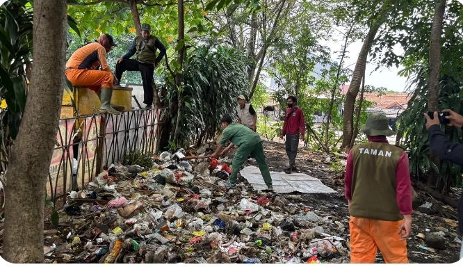 Bersama DLHK, Regu Maung Bodas Tertibkan Sampah Liar di Jalan Merdeka Sukmajaya