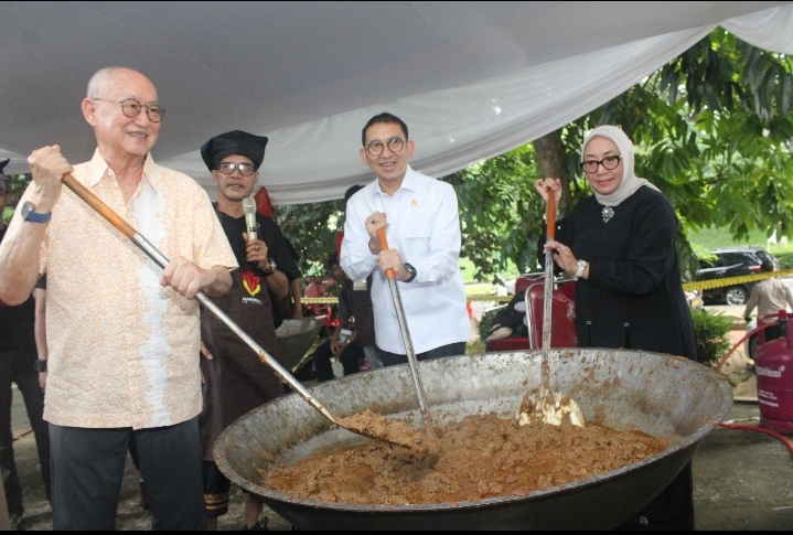 DARI DAPUR RENDANG KE TENDA PENGUNGSIAN: AKSI SENI RAMADAN UI UNTUK PENYINTAS BENCANA SUMATERA