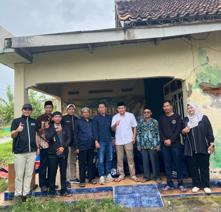 BRI BO Tambun Bagikan Paket Sembako Untuk Korban Banjir Cabangbungin