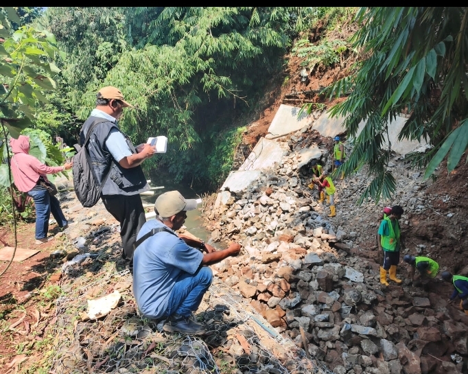 Walau Terkendala Cuaca, Target Proyek Turap di TPU Kalimulya 1 Cilodong Dipastikan Rampung Akhir April