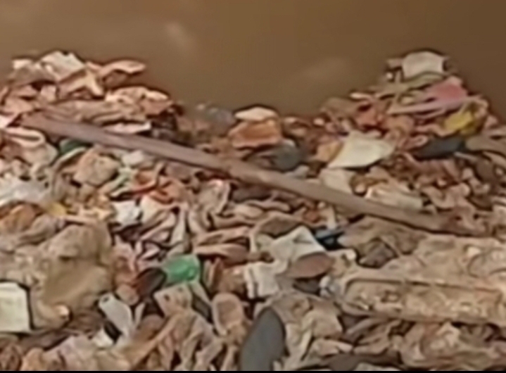 Bayang – Bayang Ultimatum Pemerintah Pusat Untuk Menghentikan Open Dumping di TPA Cipayung pada Agustus 2026, Saat Ini “Depok Darurat Sampah” TPA Cipayung Kerap Kali Longsor, Pihak DLHK Kota Depok Meminta Maaf