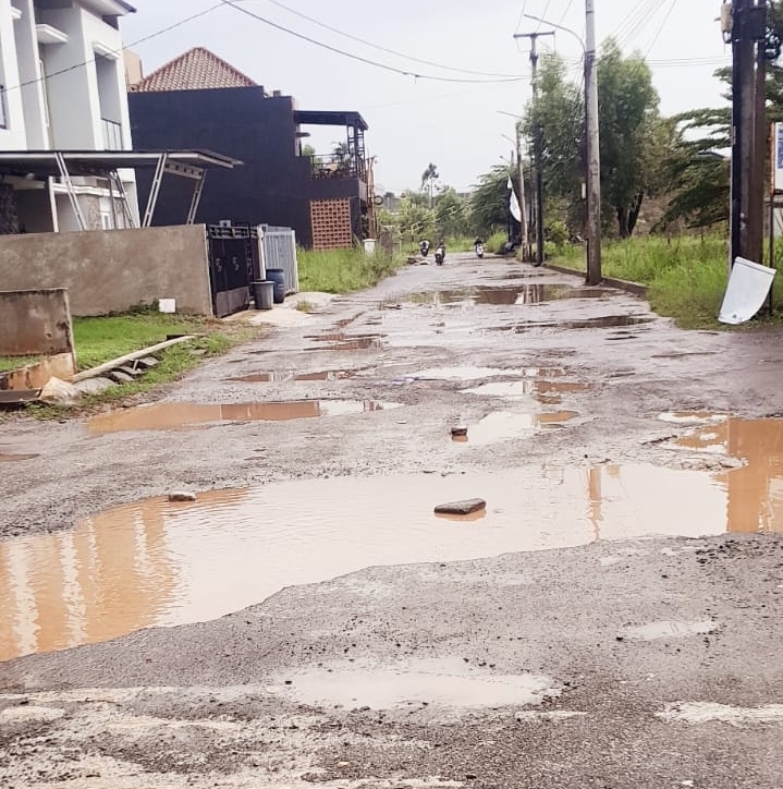 Momen Hut Kota Depok ke-27, Warga Sawangan Village Minta Walikota Depok Tindak Tegas Pihak Developer yang Diduga Kurang Bertanggungjawab Untuk Perbaiki Jalan Rusak yang Kerap Kali Bikin Warga Celaka