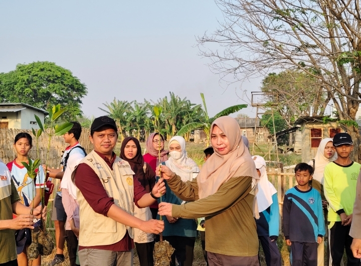 UI DAN DLH KOTA CIREBON PERKUAT KONSERVASI PESISIR BERKELANJUTAN DI PANTAI KESENDEN